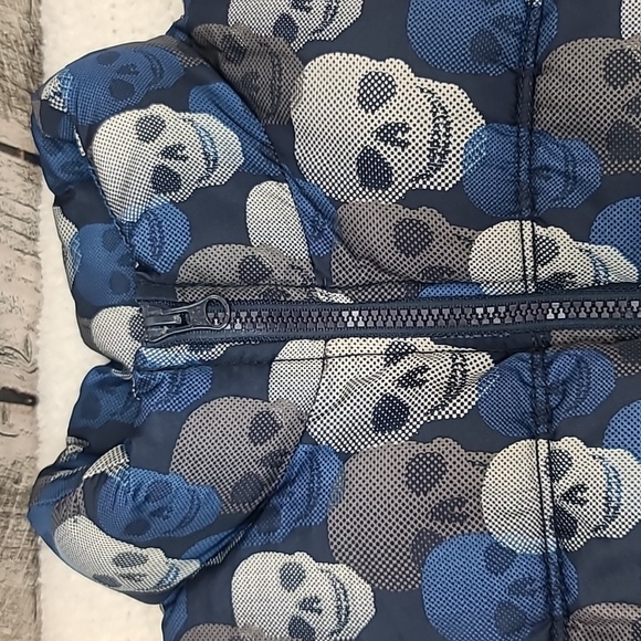 Old Navy Kids Sleeveless Quilted Puffer Vest/Jacket in Blue/Gray - Picture 5 of 17